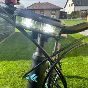Ontvangen waterdichte fietslamp vooraan van klant J****a.