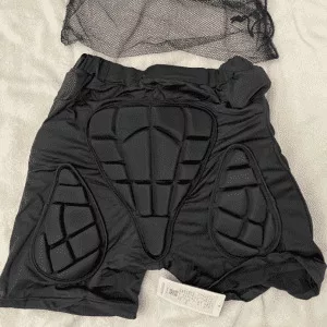 Ontvangen Snowboard Impact Padded Shorts en Kniebescherming van klant P***e